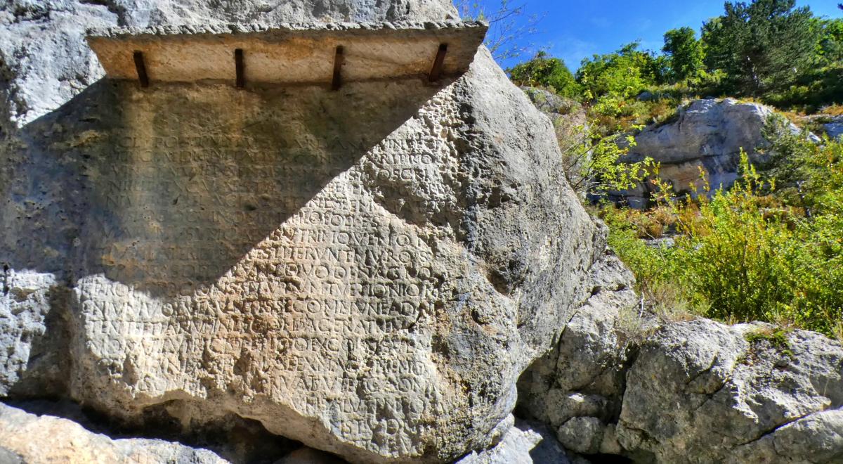 Géotours : de Sisteron à Saint-Geniez (La Route du Temps)_Sisteron - Pierre écrite