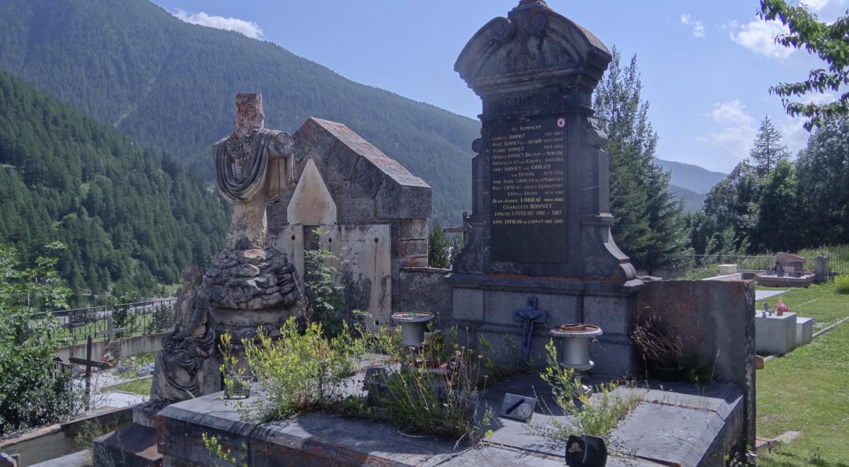 Cimetière Aiguilles - Mausolée