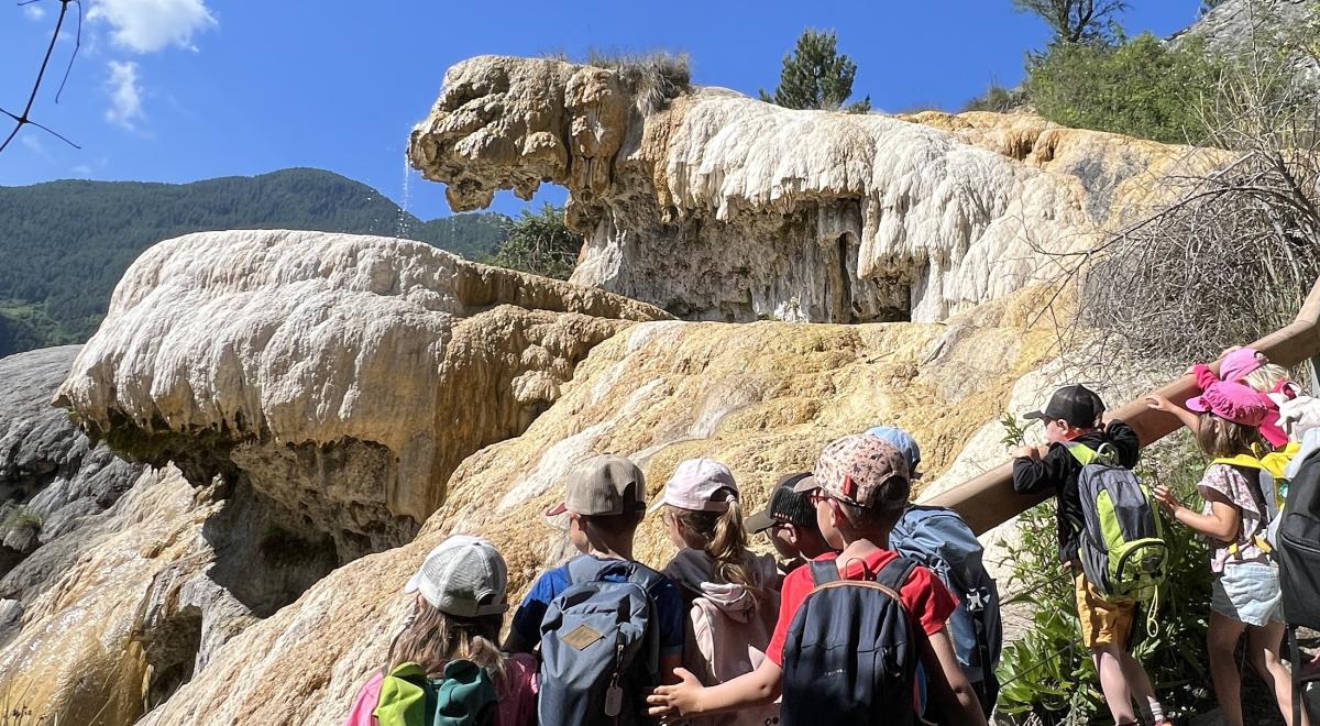 Les petits explorateurs à la Fontaine Pétrifiante_Réotier - Les petits explorateurs à la Fontaine Pétrifiante_Réotier