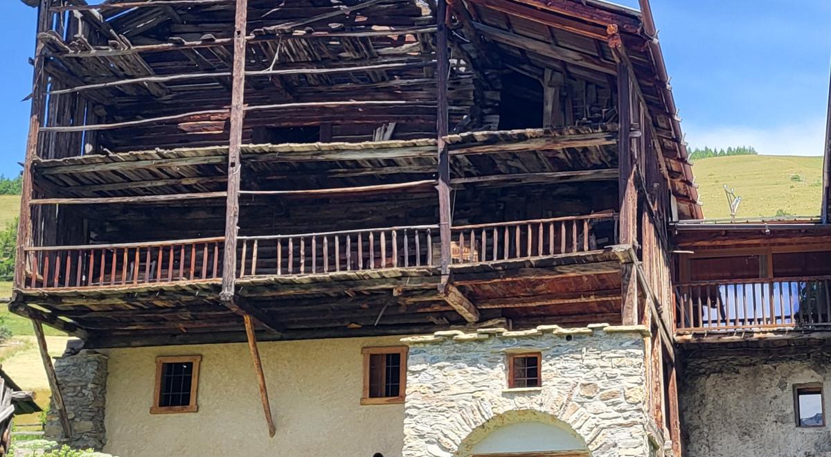 Les petits explorateurs et les maisons fustes_Molines-en-Queyras