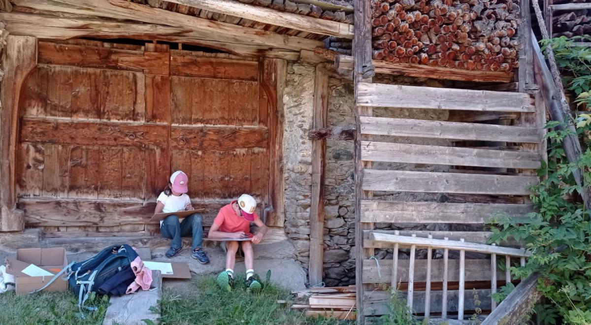 Les petits explorateurs et les maisons fustes_Molines-en-Queyras