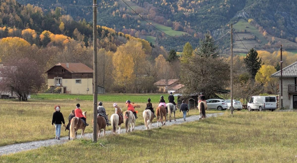 Halloween aux écuries des Colombets_Seyne - balade a poney halloween