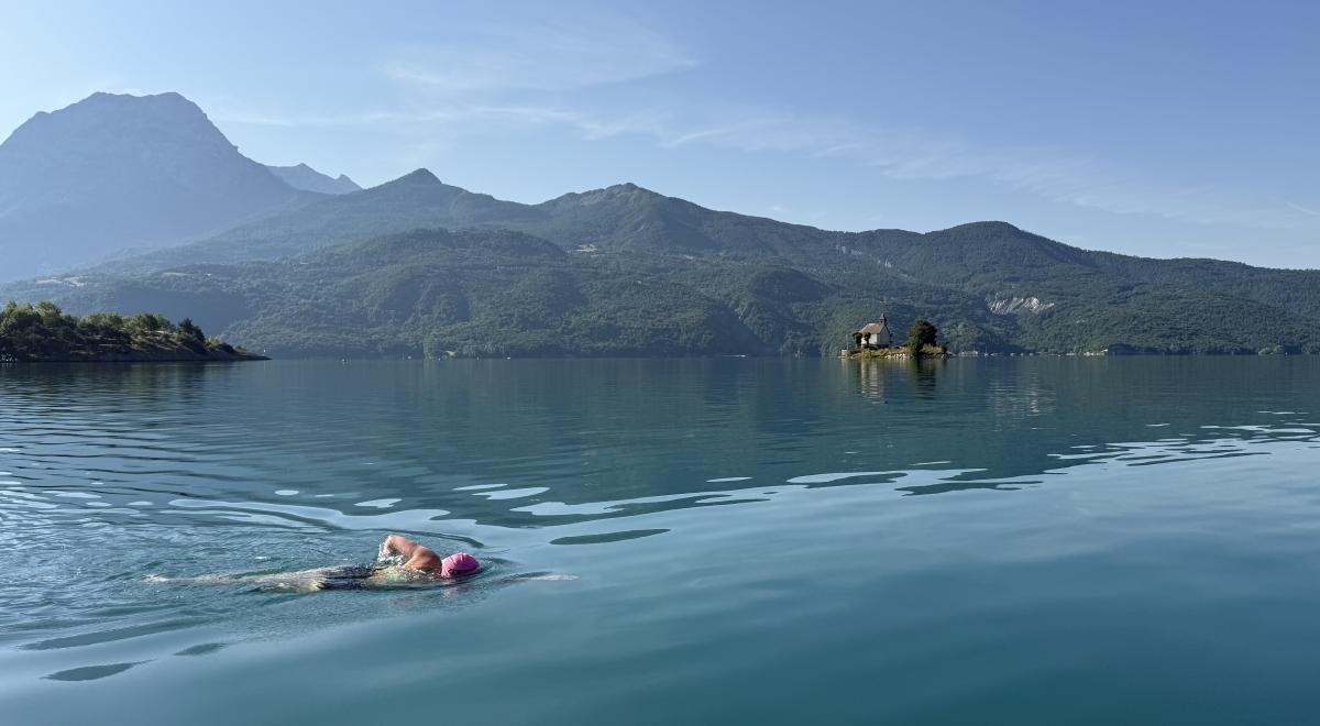 Nageur devant la Chapelle