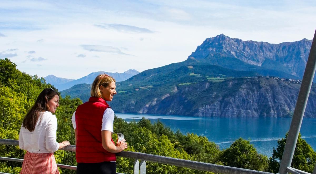 Rendez-vous de l'été : Visite décalée en van rétro._Rousset-Serre-Ponçon