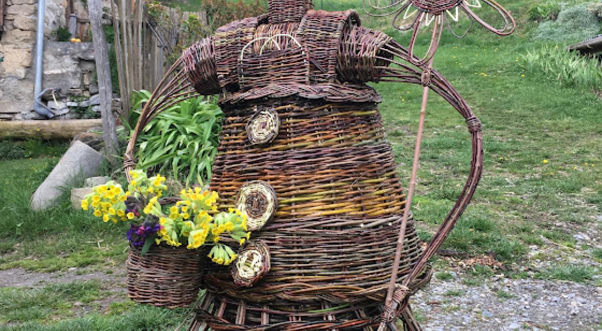 La Ronde des Vanniers - personnage tressé en osier et clématite