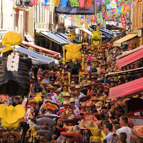 Grand défilé des sombreros - Fêtes Latino-Mexicaines de Barcelonnette - Grand défilé des sombreros de Barcelonnette